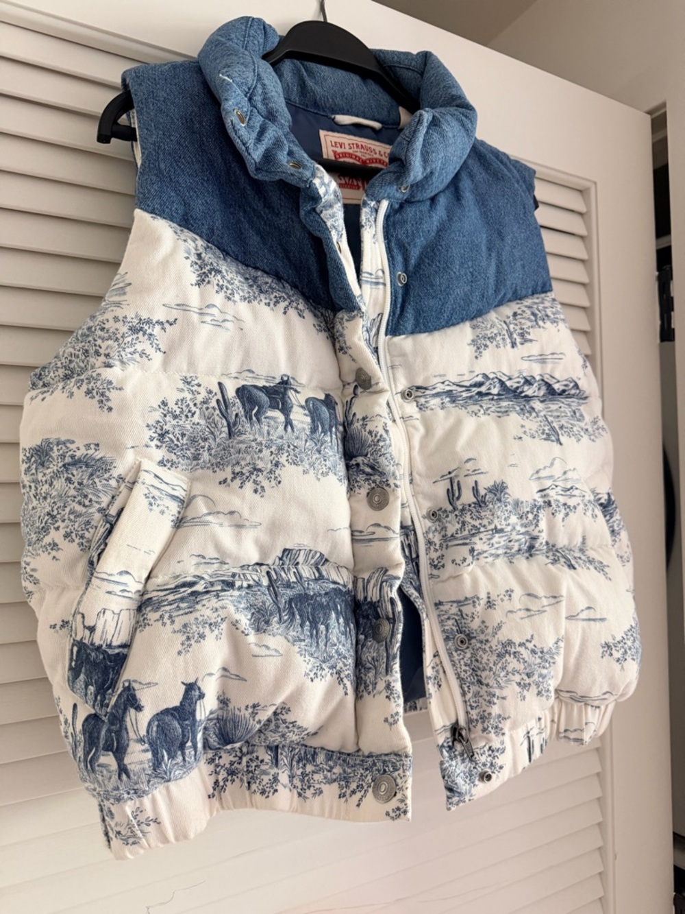 Levi's Blue and White Scenic Print Toille Quilted Puffer Vest - Picture 2 of 3